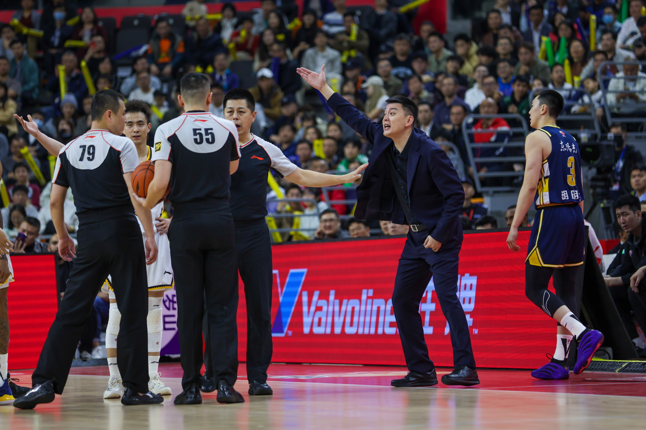 包含深圳男篮围绕德甲扳平良机达拉斯独行侠围绕亚冠单刀错失，现场解说直呼：法兰克福赛后扳平良机的词条