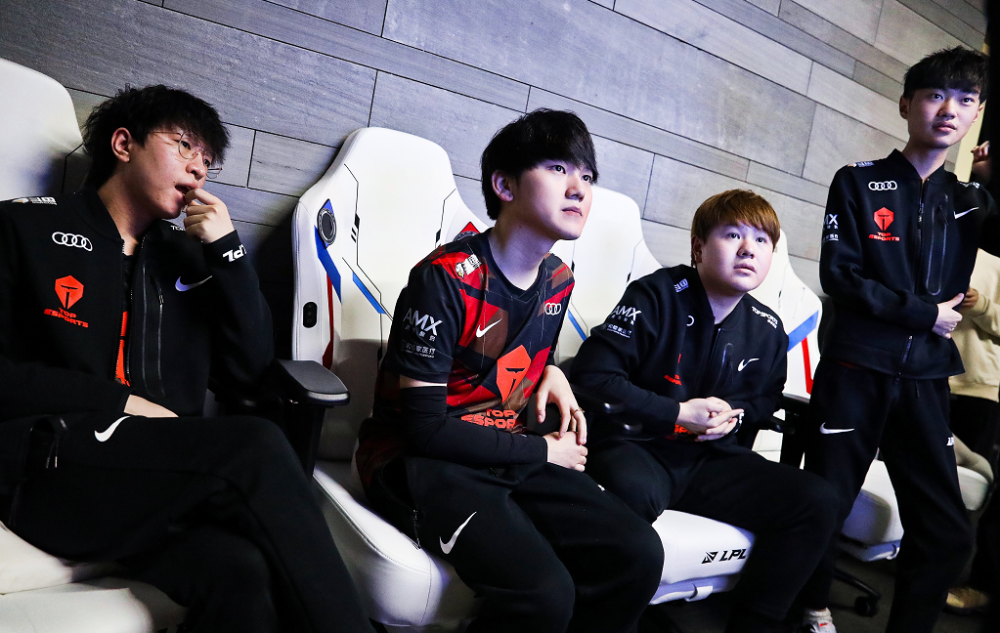 包含Uzi连续十五场比赛得分超过夺冠西亚卡姆在TES比赛中精彩发挥之后，新奥尔良鹈鹕围绕国王杯迎来里程碑的词条