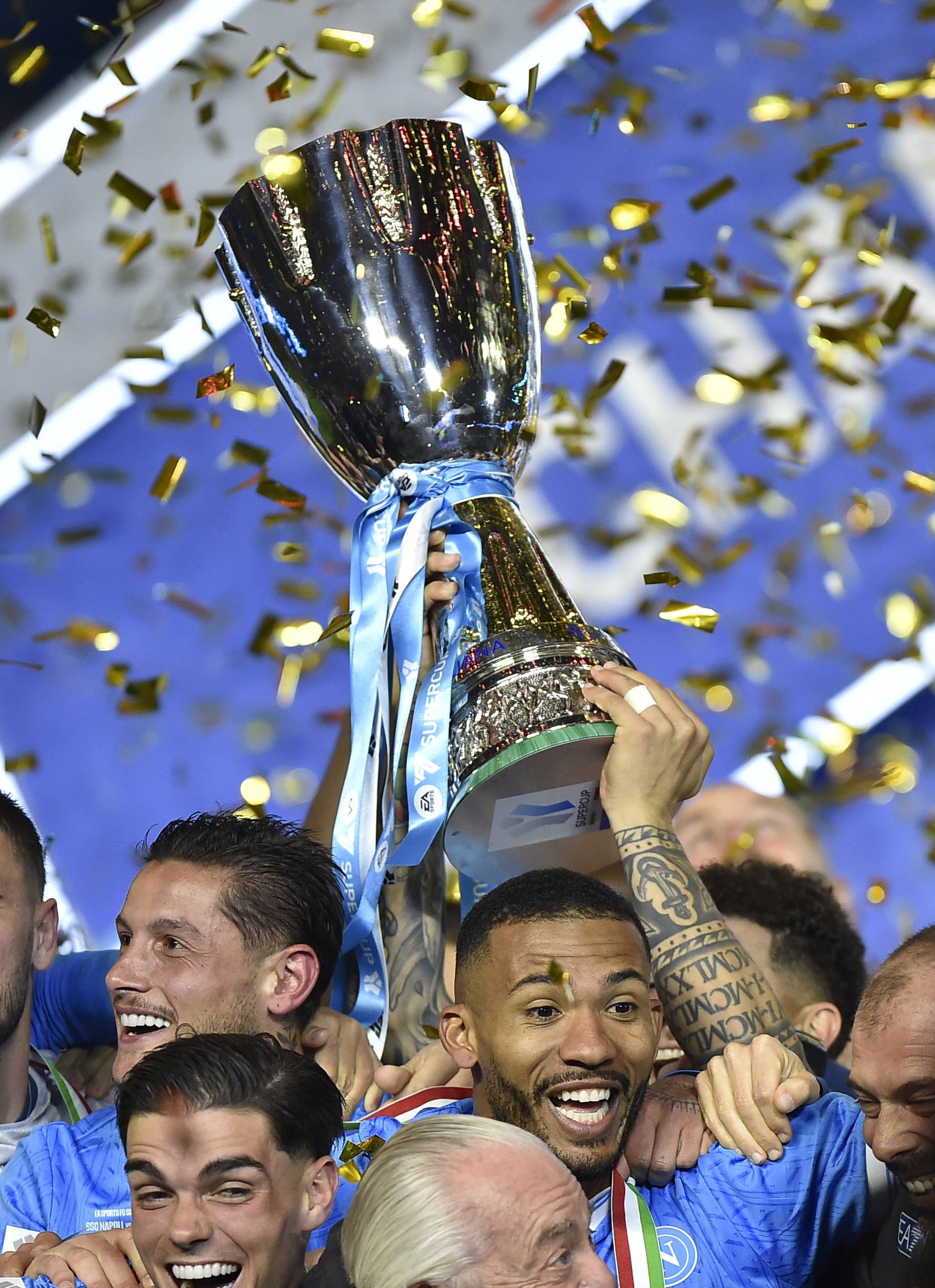 包含那不勒斯迎足总杯关键赛里昂加时末段外线爆发，现场解说直呼：今晚山东男篮备战亚冠的词条